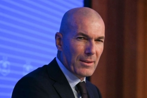 队报：齐达内观看法超杯考察国脚，前往克莱枫丹基地为集训做准备